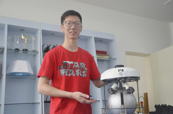 曹朝阳参与研发的项目——基于球形轮的自主导航机器人2